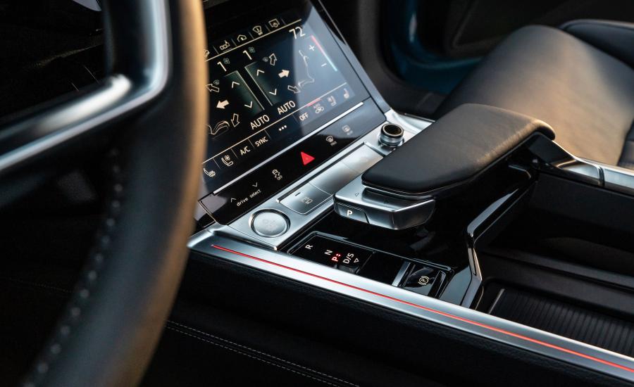 Детали интерьера Audi e-tron 55 Quattro 2019 года  (NA) (фото 12 из 40)